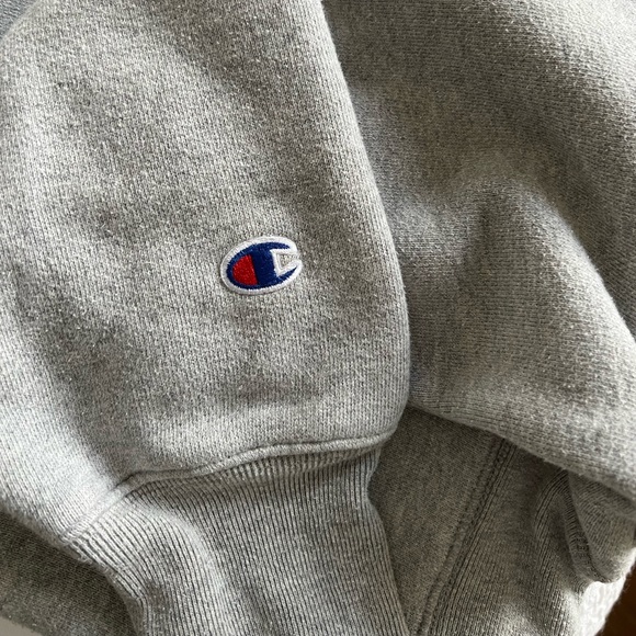 Small unisex reverse weave Champion Sweater 💙❤️ - Picture 4 of 6